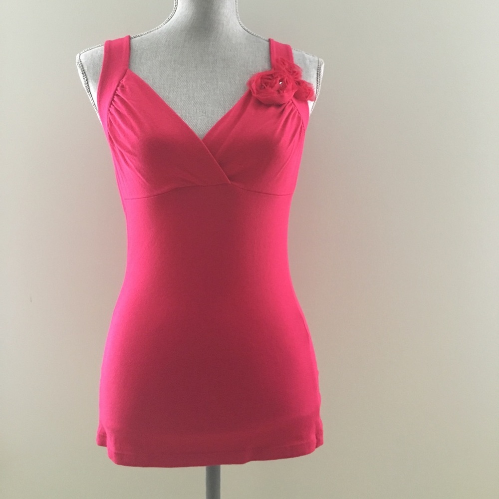 Express pink sleeveless top with rose